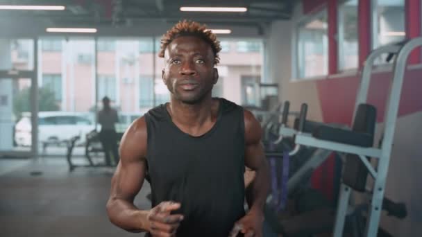 Zeitlupenaufnahme Eines Konzentrierten Schwarzen Sportlers Der Beim Laufen Auf Dem — Stockvideo