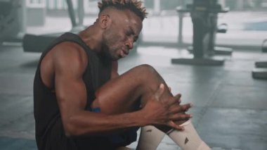 Sporcu, spor salonunda bacağına kramp girdi, spor salonunda antrenman yaptıktan sonra sakatlandı, bacak kaslarında ağrı, kas burkulması, aktif spor ve sağlıklı yaşam tarzı nedeniyle ağrı hissetti.