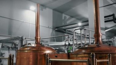 Püreli bira fabrikası atölyesi, bakır çaydanlık haşlama, bira üretimi için geleneksel ekipmanlı bira evi.