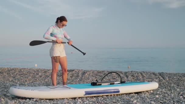 Attrayant Jeune Femme Prépare Sup Planche Pagaie Pour Surf Sup — Video