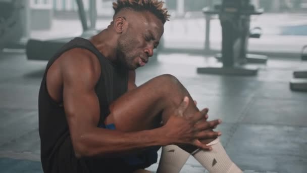 Sportler Massiert Verkrampfte Beine Fitnessstudio Verletzung Nach Dem Training Fitnesszentrum — Stockvideo