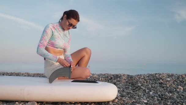 Actividades Deportivas Acuáticas Moda Stand Paddleboarding Mujer Instalando Aleta Tabla — Vídeos de Stock