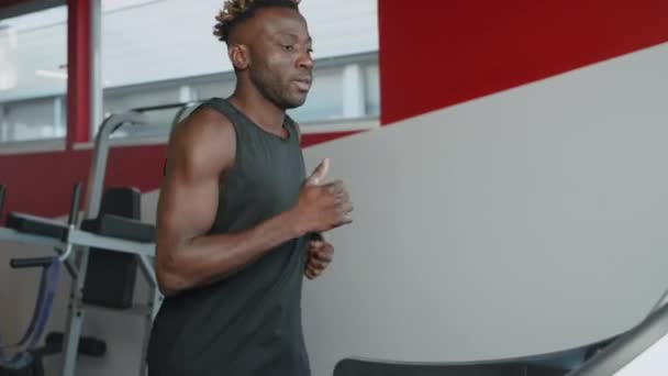 Stilig Afrikansk Man Som Springer Löpband Modernt Gym Medelporträtt Intensiv — Stockvideo