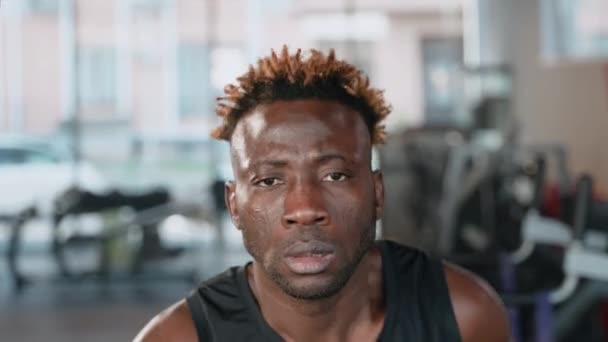 Schwarzer Mann Trainiert Fitnesscenter Läuft Auf Laufband Nahaufnahme Porträt Des — Stockvideo