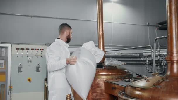 Taller Cervecería Moderna Tecnólogo Está Vertiendo Malta Tanque Cobre Cerveza — Vídeo de stock