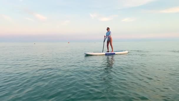Jeune Femme Profite Surf Sup Sup Tournée Sur Mer Pendant — Video