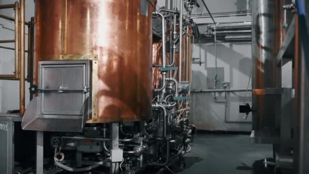 Bira Fabrikasında Haşhaş Ezmek Için Bakır Tank Bira Fabrikasında Demleme — Stok video