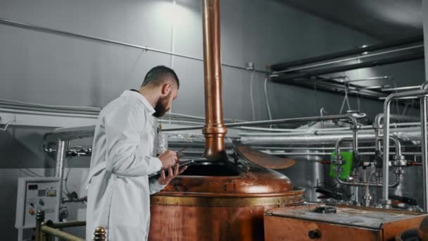Technologue Professionnel Dans Atelier Brasserie Contrôle Moût Moût Bouilloire Technologie — Video