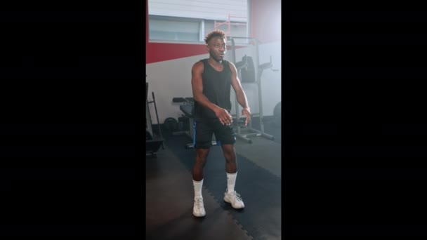 Vertikální Záběr Tréninku Černocha Tělocvičně Mladý Africký Sportovec Dřepí Fitness — Stock video