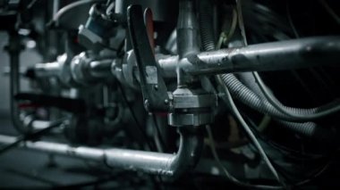 Fabrikada yiyecek ve içecek için modern ekipman tüpler ve musluklar, endüstriyel gıda ve içecek üretim tesisi atölyesi