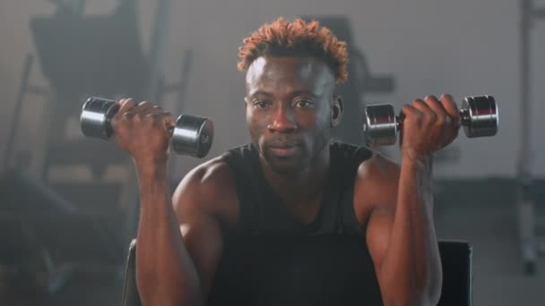 Atleta Africano Muscular Está Trabalhando Com Halteres Ginásio Retrato Homem — Vídeo de Stock