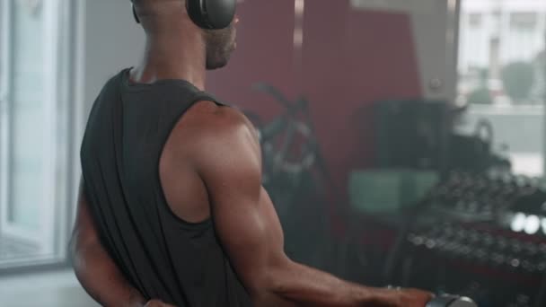 Sportaktivitäten Und Krafttraining Fitnessstudio Junger Muskulöser Schwarzer Mann Hebt Hanteln — Stockvideo