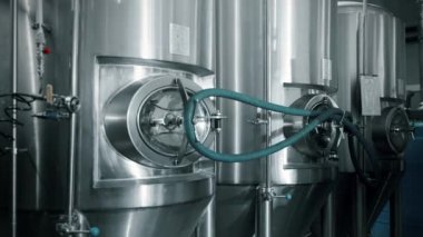 İçecek fabrikası atölyesinde silindirik konik fermantasyon tankları, paslanmaz çelik tunlar, içecek ve gıda endüstrisi için modern ekipmanlar, CCT ve CCF