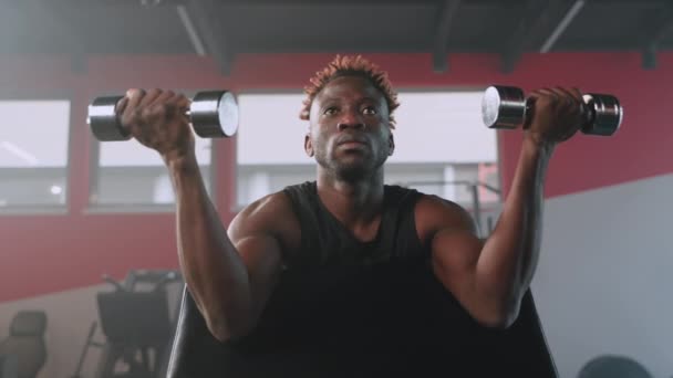 Training Voor Biceps Spieren Volwassen Afro Amerikaanse Man Tilt Halters — Stockvideo