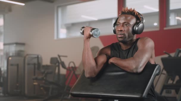 Jeune Homme Noir Entraîne Dans Salle Gym Écoute Musique Par — Video