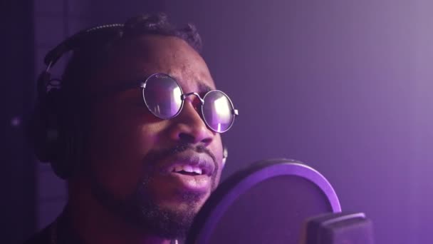 Hombre Afroamericano Guapo Con Auriculares Está Grabando Nueva Canción Estudio — Vídeos de Stock