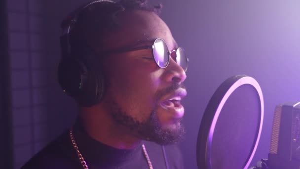 Adulto Negro Homem Está Cantando Música Microfone Retrato Estúdio Gravação — Vídeo de Stock