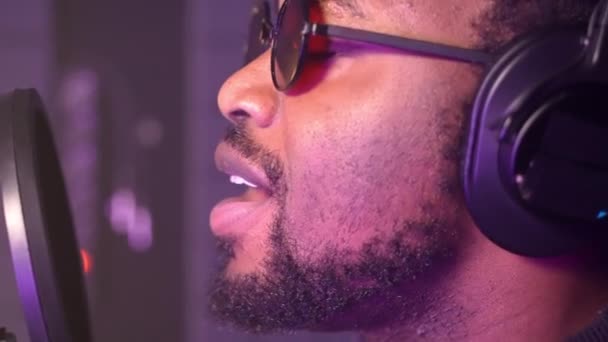 Talentierte Afrikanische Sängerin Singt Schönen Popsong Musikaufnahmestudio Nahaufnahme Porträt Eines — Stockvideo