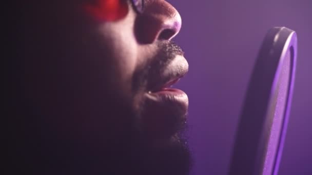 Närbild Afroamerikansk Man Som Sjunger Lyrisk Sång Med Mikrofon Professionell — Stockvideo