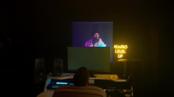 Teknisi Suara Bekerja Dengan Seorang Pria Studio Rekaman Aktor Suara — Stok Video