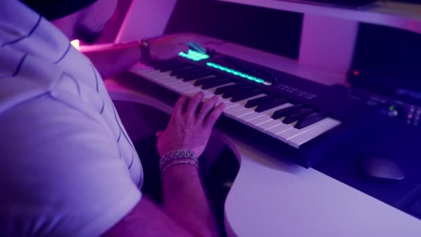 Compositor Masculino Usando Sintetizador Estúdio Áudio Para Criar Música Mãos — Vídeo de Stock
