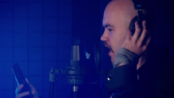 Prise Vue Ralenti Jeune Rappeur Enregistrant Une Piste Studio Audio — Video