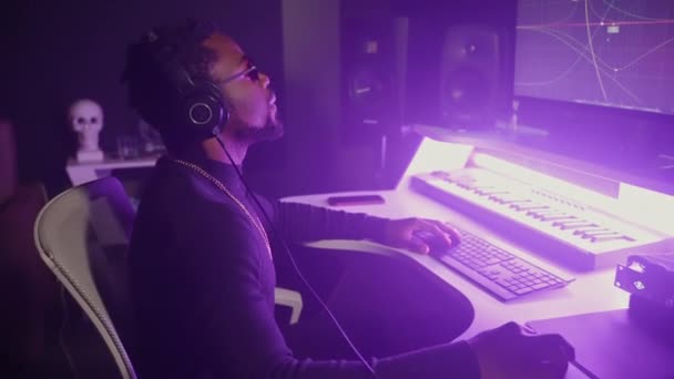 Черный Человек Аудио Инженер Смешивания Создания Электронной Музыки Компьютерным Программным — стоковое видео
