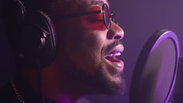 有魅力的黑人男人在唱情歌 在录音棚里有特写 音乐明星在录热门歌曲 制作新专辑 有才华的非洲裔美国人 — 图库视频影像