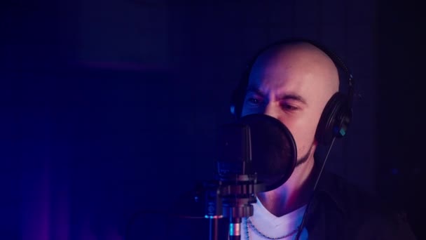 Profesyonel Müzik Stüdyosunda Rap Rock Kompozisyonu Kaydeden Duygusal Şarkıcının Yavaş — Stok video