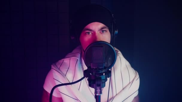 가수가 공격적 감정으로 트랙을 연주하는 음반을 스튜디오에서 일하는 — 비디오