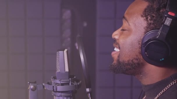Запис Нового Треку Професійній Музичній Студії Афроамериканський Співак Співає Романтичну — стокове відео