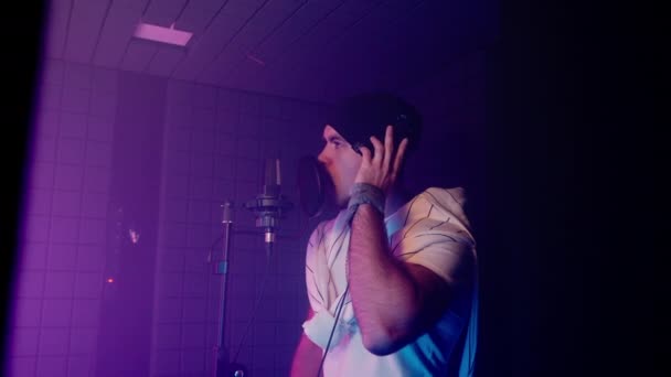 Plan Ralenti Jeune Rappeur Exécutant Émotionnellement Piste Musicale Dans Studio — Video