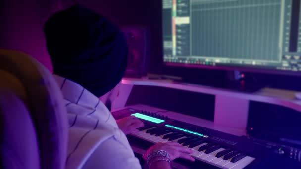 Musiker Eller Ljuddesigner Arbetar Med Digital Ljudarbetsstation Daw Med Multi — Stockvideo