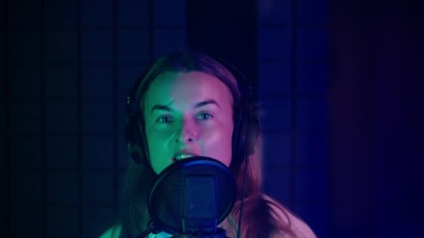 Kulaklıklı Yetişkin Bir Kadın Profesyonel Ses Kayıt Stüdyosunda Mikrofona Konuşuyor — Stok video