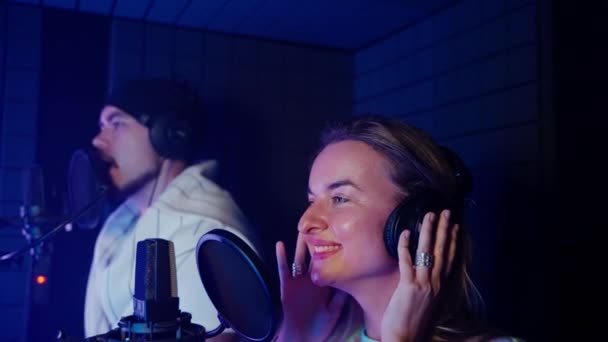 Чоловік Жінка Співаки Записують Нову Пісню Студії Звукозапису Портрет Ізольованій — стокове відео
