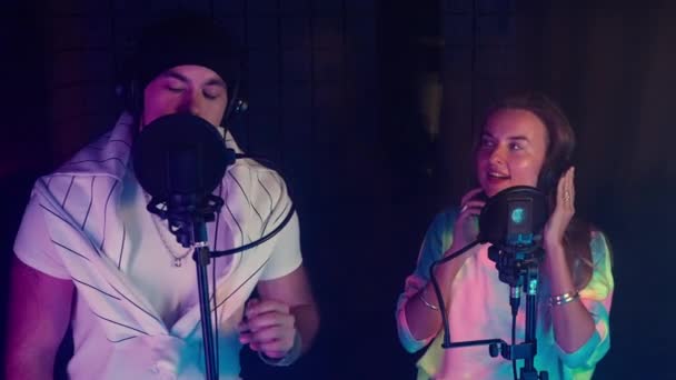 Deux Chanteurs Professionnels Masculins Féminins Enregistrant Nouvel Album Chansons Dans — Video