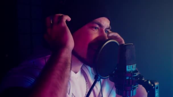 Эмоциональный Человек Поет Песню Микрофону Студии Звукозаписи Записывает Новый Альбом — стоковое видео