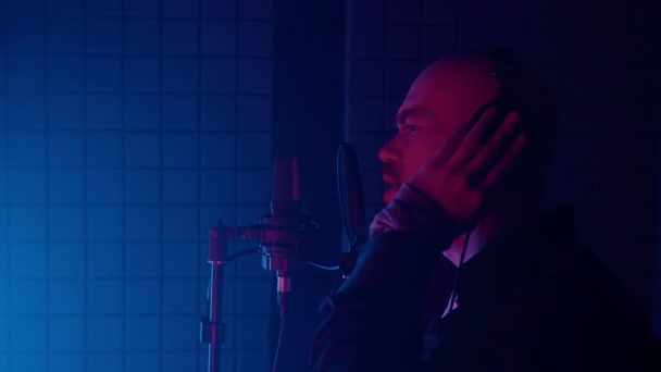 Stilig Skallig Sångare Framför Sång Isoleringsbåset Med Inspelningsstudio Porträtt Professionell — Stockvideo
