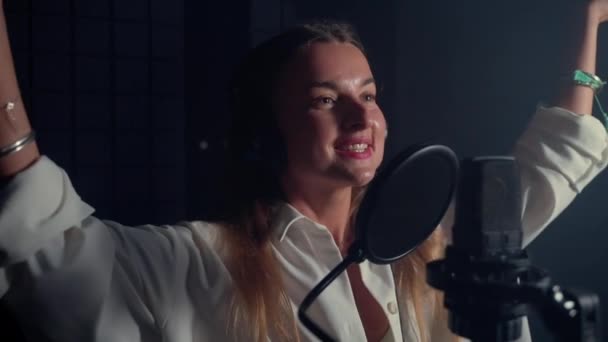 Doppiatrice Professionista Sta Doppiando Cantando Isolamento Cabina Del Moderno Studio — Video Stock