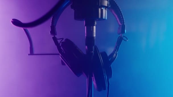 Professzionális Mikrofon Fejhallgató Zenei Hangfelvétel Elszigetelten Stúdió Modern Berendezés Szinkronizálás — Stock videók