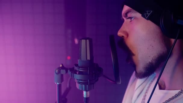 Production Musicale Studio Enregistrement Professionnel Portrait Rapproché Chanteur Avec Microphone — Video