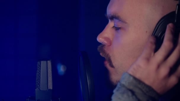 Utalentowany Człowiek Wąsami Śpiewa Mikrofonu Studiu Nagraniowym Zbliżenie Widok Twarzy — Wideo stockowe