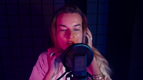 Kaukázusi Énekel Pop Dal Stúdióban Áll Elszigetelten Mikrofonnal Portré Tehetséges — Stock videók