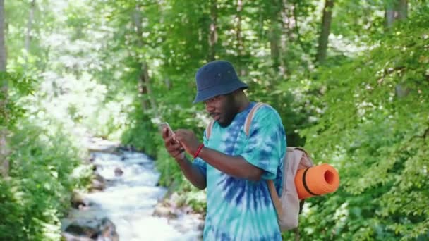 Utazás Természetben Nyáron Portré Fekete Srác Hátizsák Okostelefon Erdőben Turista — Stock videók