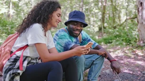 Šťastný Pár Černochů Arabek Kteří Cestují Lese Sedí Kládě Prohlížejí — Stock video