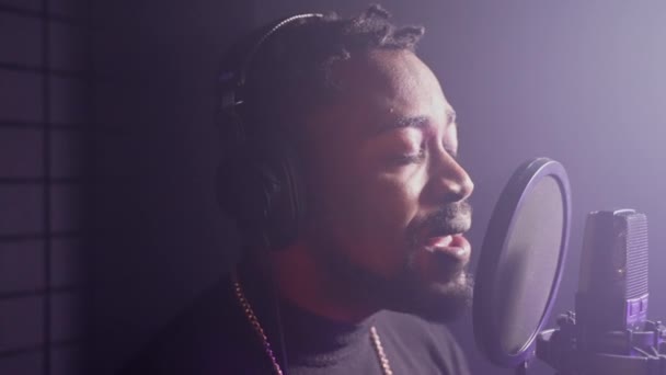 Handsome Black Man Vocal Skills Singing Loudly Musical Recording Studio — Stock Video
