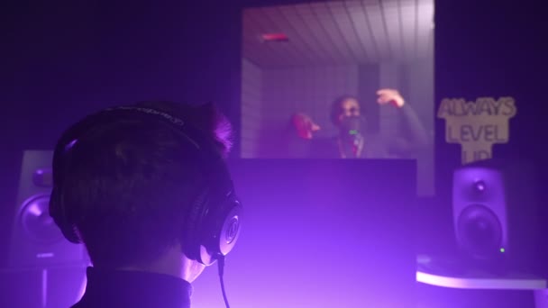 Yetenekli Bir Rap Sanatçısı Kayıt Stüdyosunda Rap Yapıyor Kulaklıklı Mikrofonlu — Stok video