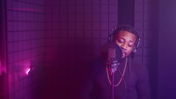 Africký Americký Zpěvák Nahrává Pop Nebo Soul Song Audio Nahrávacím — Stock video