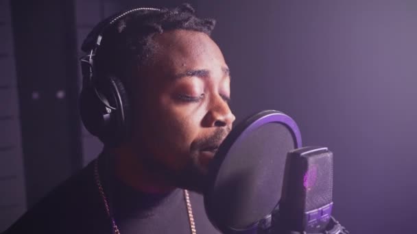 Slow Motion Shot Black Singer Headphones Singing Lyrical Song Microphone — Stock Video