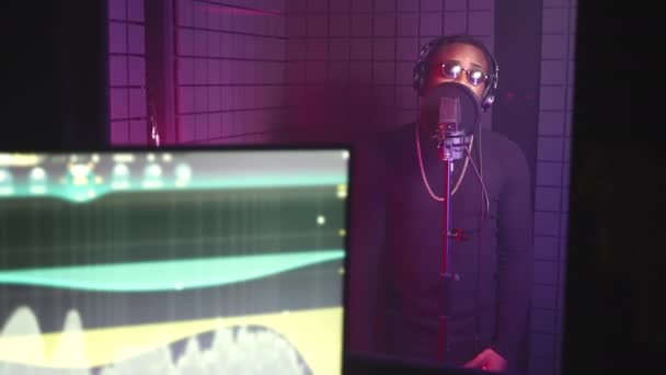 专业的音乐制作工作室 黑人男歌手正在录音室里录制新的歌曲 肖像和监控数码音频工作站 高质量的声音制作 — 图库视频影像